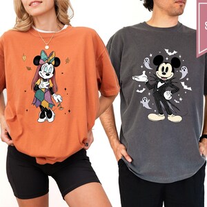 Puede incluir: Dos camisetas, una color &ntilde;ame y otra color pimienta, con personajes de dibujos animados. La camiseta color &ntilde;ame tiene un dise&ntilde;o de Minnie Mouse con un atuendo oto&ntilde;al. La camiseta color pimienta tiene un dise&ntilde;o de Mickey Mouse con un atuendo inspirado en Jack Skellington. Ambas camisetas est&aacute;n etiquetadas como "Super Soft".