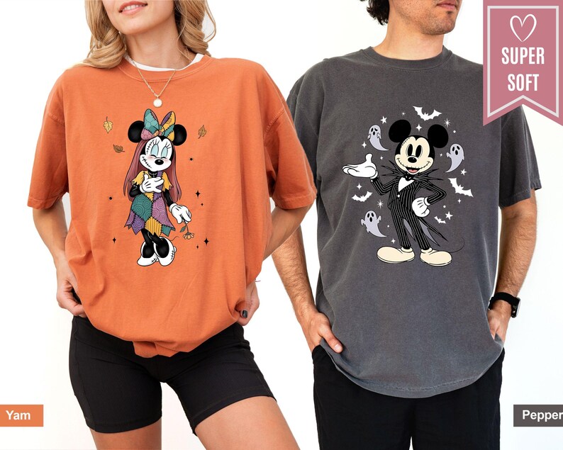Puede incluir: Dos camisetas, una color &ntilde;ame y otra color pimienta, con personajes de dibujos animados. La camiseta color &ntilde;ame tiene un dise&ntilde;o de Minnie Mouse con un atuendo oto&ntilde;al. La camiseta color pimienta tiene un dise&ntilde;o de Mickey Mouse con un atuendo inspirado en Jack Skellington. Ambas camisetas est&aacute;n etiquetadas como "Super Soft".