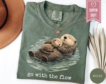 Camiseta Comfort Colors® Go With The Flow, camiseta de nutria, camisetas para amantes de las nutrias marinas, camiseta con estampado vintage de la naturaleza, regalos de la vida marina, regalo retro de nutrias