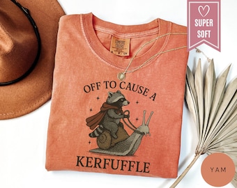 Camiseta Comfort Colors® Off To Cause A Kerfuffle, camiseta divertida de mapache, camiseta sobre salud mental, ropa sarcástica, ropa con humor para adultos.