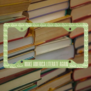Moldura de placa de metal - Faça a América alfabetizada novamente, suporte para placa de licença política, borda de etiqueta de carro de presente para professor, produtos de leitura de alfabetização