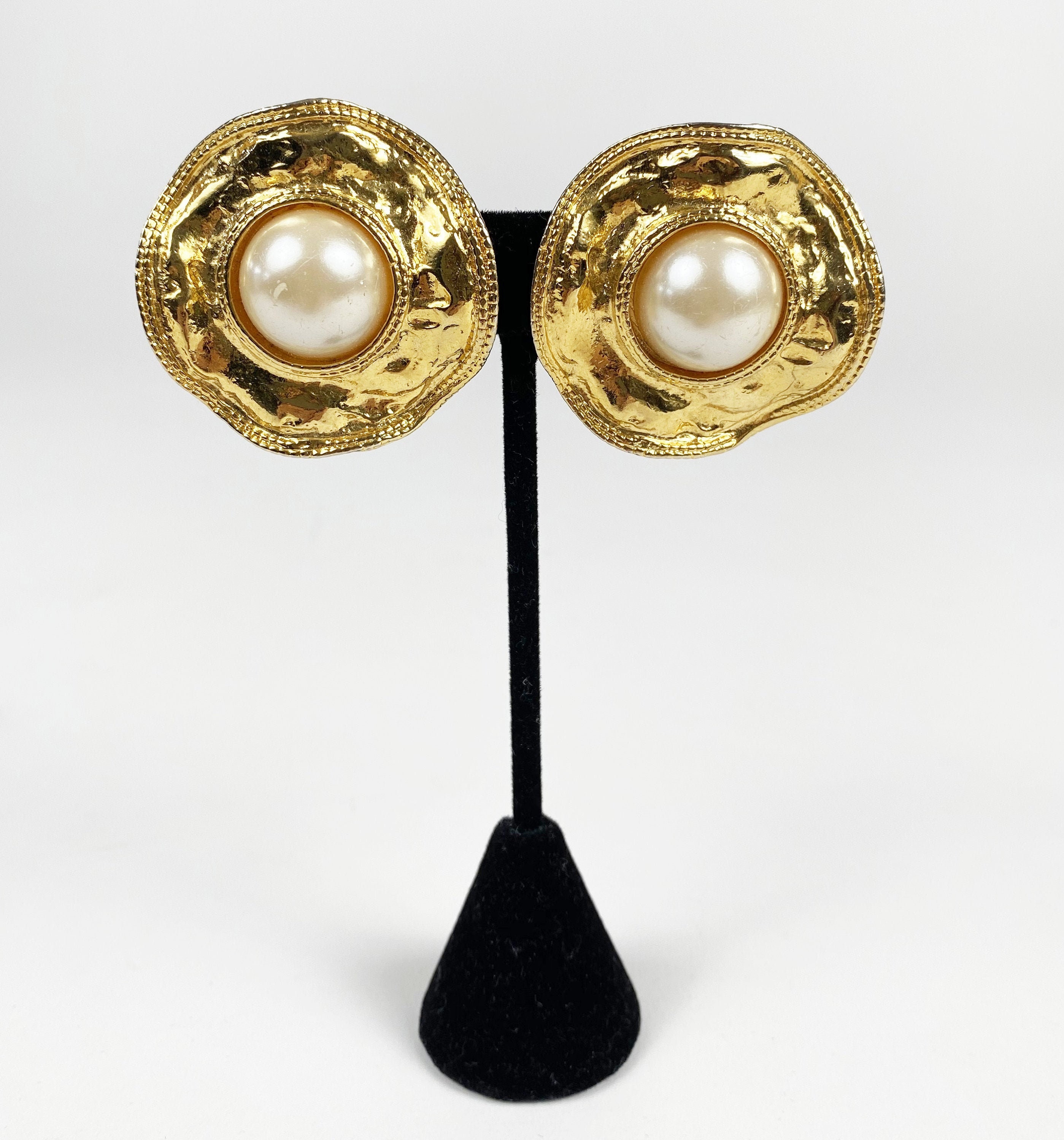 Chanel Vintage 1980s Classic Gold Framed Pearl Earrings – Amarcord Vintage  Fashion