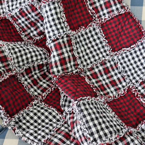 Red and Black Buffalo Plaid Quilt. Homespun Lap Quilt. Rag Quilt. Farmhouse Decor. Plaid Quilt. Cabin Decor. Farmhouse Quilt.