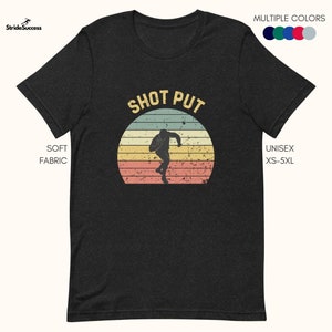 Könnte beinhalten: Ein schwarzes T-Shirt mit einem Vintage-Sonnenuntergang-Motiv und dem Text "SHOT PUT" in Weiß. Das Motiv zeigt eine Silhouette einer Person, die eine Kugel stößt.