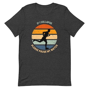 Puede incluir: Una camiseta gris oscuro jaspeada con un gráfico vintage de un corredor con el texto "If I Collapse Please Pause My Watch".