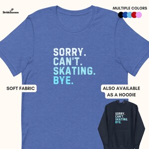 Puede incluir: Camiseta azul con el texto "SORRY. CAN'T. SKATING. BYE." en una fuente desgastada. La camiseta está disponible en varios colores y también como sudadera con capucha.