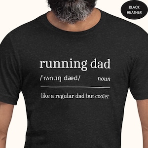 Könnte beinhalten: Schwarz melierter T-Shirt mit weißem Text, der "running dad /'rʌn.ɪŋ dæd/ Substantiv wie ein normaler Vater, aber cooler" lautet