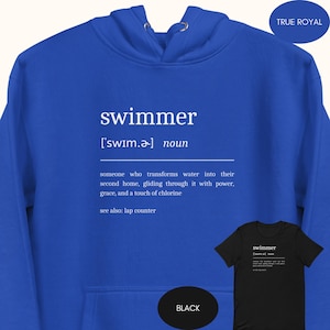 Può includere: Una felpa con cappuccio blu reale con una grafica bianca che dice "swimmer" e definisce la parola come "qualcuno che trasforma l'acqua nella sua seconda casa, scivolando attraverso di essa con potenza, grazia e un tocco di cloro." La grafica dice anche "vedi anche: contatore di giri".