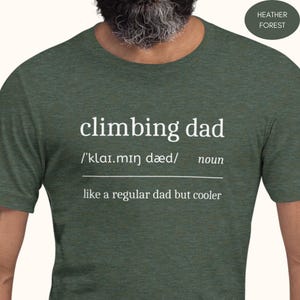 Peut inclure: Un t-shirt vert forêt chiné avec le texte "climbing dad" défini comme "like a regular dad but cooler".
