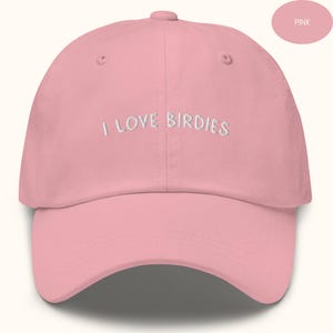 刺繍入りゴルフキャップ：I Love Birdies、ゴルフ好きの方へのギフト、ミニマリストなゴルフ用テキスト入りトラッカーダッドハット、ワンサイズ ゴルファー夫用野球帽