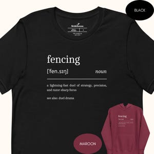 以下が含まれることがあります： 「fencing」の文字と発音記号が白でプリントされた黒いTシャツ。フェンシングの定義もプリントされています。同じデザインのマルーン色のパーカーも表示されています。