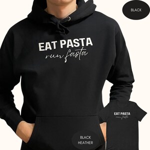 Puede incluir: Sudadera con capucha negra con texto blanco que dice "EAT PASTA run fasta".