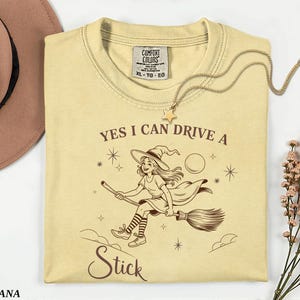 Funny Witch T-Shirt: Yes I Can Drive A Stick - Halloween Costume Tee