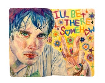 Puede incluir: Un dibujo a lápiz de colores de una persona con el pelo azul y una camisa blanca. La persona está haciendo un signo de paz con su mano. El fondo es amarillo con estrellas de colores y el texto "I'll be there somehow" escrito en colores arcoíris.