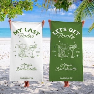 Pu&ograve; includere: Due asciugamani da spiaggia bianchi con testo e grafica verdi. Un asciugamano dice "My Last Rodeo" e l'altro dice "Let's Get Rowdy". Entrambi gli asciugamani hanno un disegno di uno stivale da cowboy e un bicchiere di margarita. Il testo dice anche "Amy's Bachelorette" e "Nashville, TN".