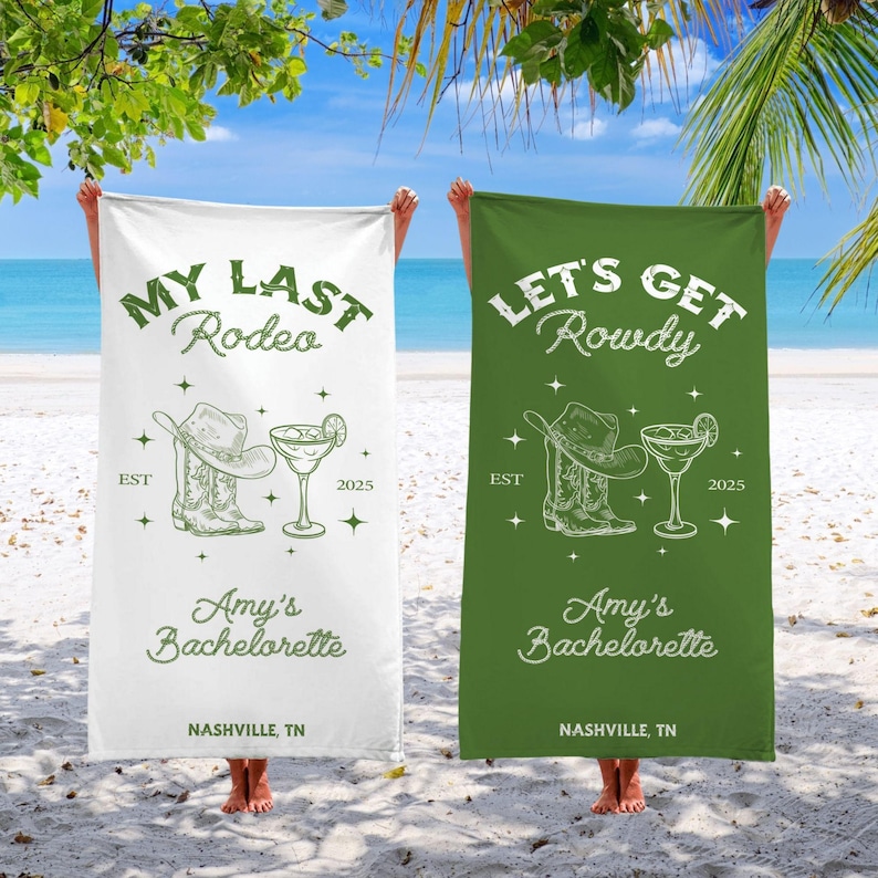 Pu&ograve; includere: Due asciugamani da spiaggia bianchi con testo e grafica verdi. Un asciugamano dice "My Last Rodeo" e l'altro dice "Let's Get Rowdy". Entrambi gli asciugamani hanno un disegno di uno stivale da cowboy e un bicchiere di margarita. Il testo dice anche "Amy's Bachelorette" e "Nashville, TN".