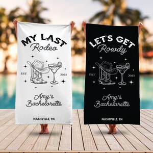Pu&ograve; includere: Due asciugamani da spiaggia bianchi con testo e grafica neri. Un asciugamano dice "My Last Rodeo" e l'altro dice "Let's Get Rowdy". Entrambi gli asciugamani hanno un disegno di stivali da cowboy, un cappello da cowboy e un bicchiere di margarita. Il testo "Amy's Bachelorette" e "Nashville, TN" &egrave; presente su entrambi gli asciugamani.