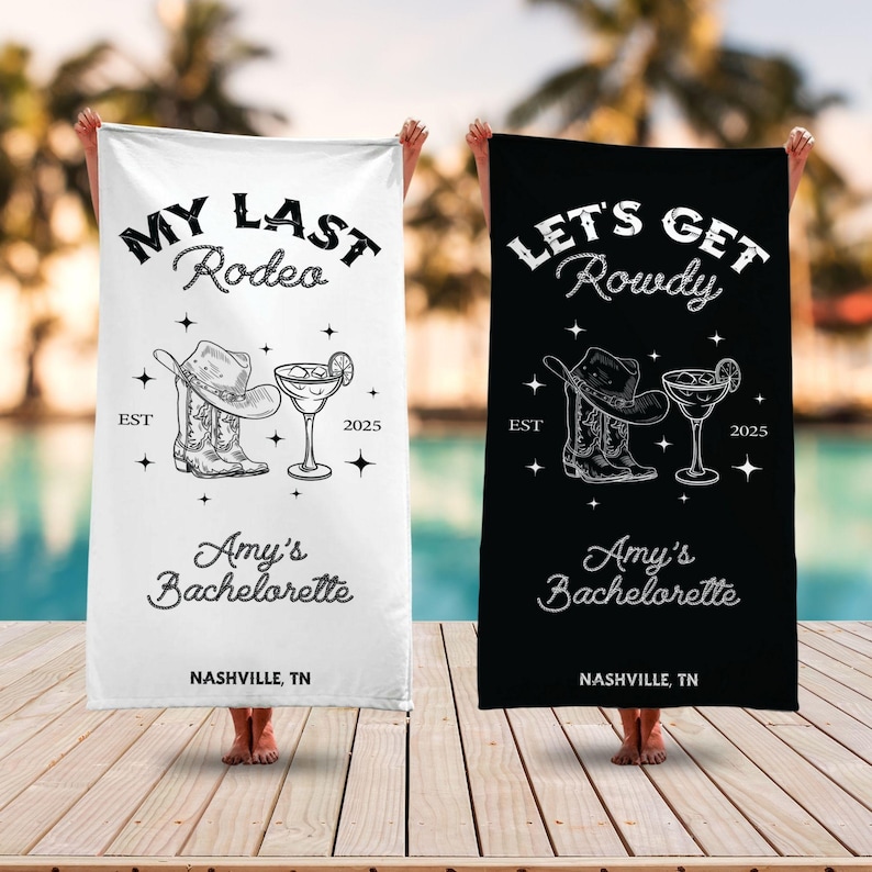 Pu&ograve; includere: Due asciugamani da spiaggia bianchi con testo e grafica neri. Un asciugamano dice "My Last Rodeo" e l'altro dice "Let's Get Rowdy". Entrambi gli asciugamani hanno un disegno di stivali da cowboy, un cappello da cowboy e un bicchiere di margarita. Il testo "Amy's Bachelorette" e "Nashville, TN" &egrave; presente su entrambi gli asciugamani.