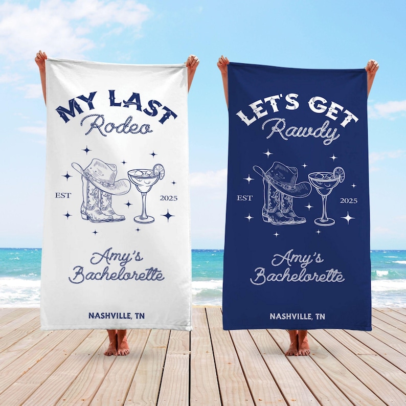 Pu&ograve; includere: Due asciugamani da spiaggia bianchi con testo e grafica blu. Gli asciugamani presentano un cappello da cowboy, stivali e un bicchiere di margarita. Il testo sugli asciugamani recita "My Last Rodeo" e "Let's Get Rawdy". Entrambi gli asciugamani includono anche il testo "Amy's Bachelorette" e "Nashville, TN".