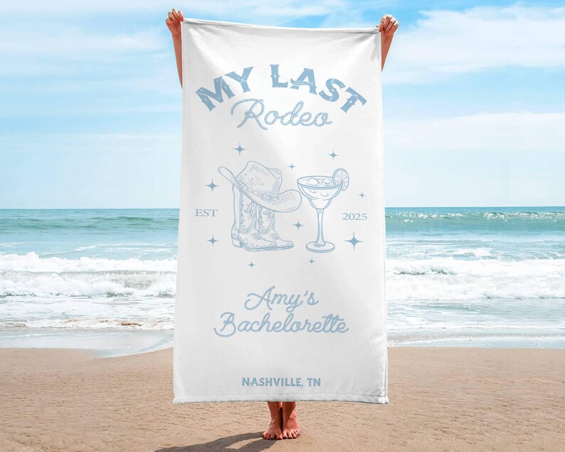 Pu&ograve; includere: Asciugamano da spiaggia bianco con testo blu che recita "My Last Rodeo Est 2025 Amy's Bachelorette Nashville, TN". L'asciugamano presenta anche un'illustrazione blu di un cappello da cowboy, stivali e un bicchiere di margarita.