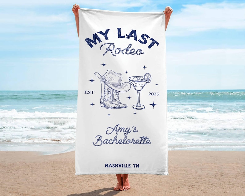 Pu&ograve; includere: Asciugamano da spiaggia bianco con testo blu che recita "My Last Rodeo Est 2025 Amy's Bachelorette Nashville, TN". L'asciugamano presenta anche un disegno di un cappello da cowboy, stivali e un bicchiere di margarita.