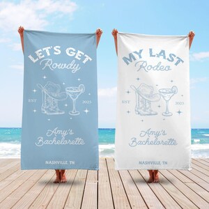 Pu&ograve; includere: Due asciugamani da spiaggia blu e bianchi con un design a forma di stivale da cowboy e bicchiere di margarita. Il testo sugli asciugamani recita "Let's Get Rowdy" e "My Last Rodeo". Entrambi gli asciugamani hanno il testo "Amy's Bachelorette" e "Nashville, TN".