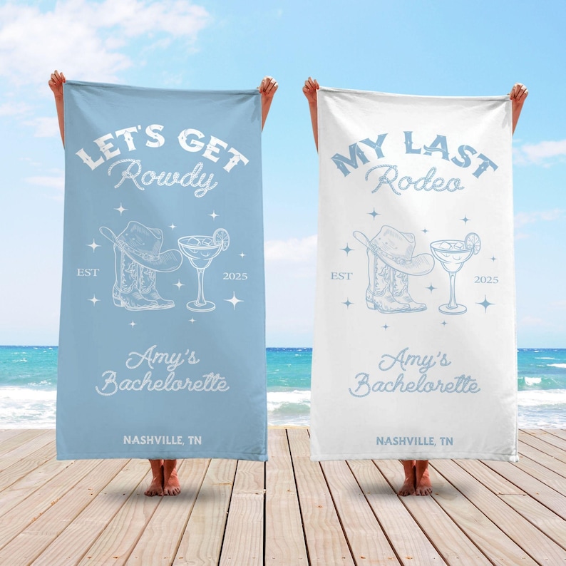 Pu&ograve; includere: Due asciugamani da spiaggia blu e bianchi con un design a forma di stivale da cowboy e bicchiere di margarita. Il testo sugli asciugamani recita "Let's Get Rowdy" e "My Last Rodeo". Entrambi gli asciugamani hanno il testo "Amy's Bachelorette" e "Nashville, TN".