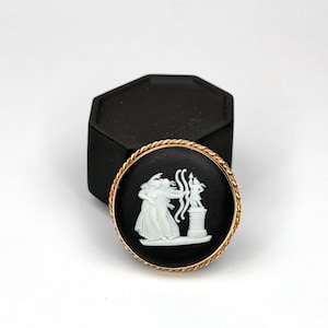Vintage 1960s Wedgwood Black Jasperware 14K Yellow Gold Brooch Pin