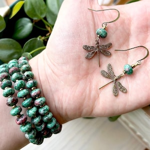 トンボの石のイヤリングとルビーゾイサイトのメモリーワイヤーブレスレット - 両方セット