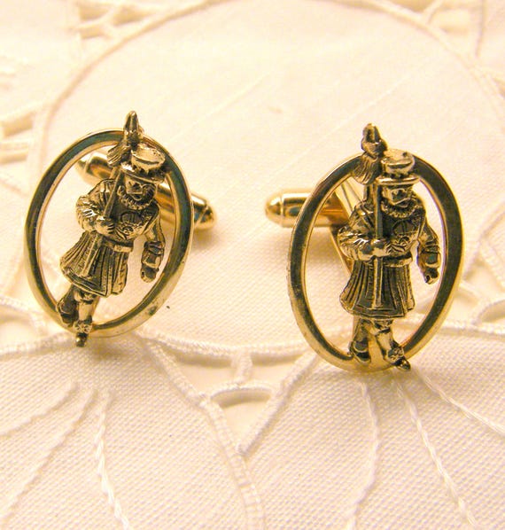Vintage Men's Cufflinks Gold Tone Beef Eaters Guards Buckingham Palace