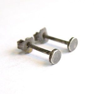 Tiny Black Flat Studs - Unisexe ou Mens Studs, 3 mm Studs, Black Nail Clods, Boucles d’oreilles pour hommes