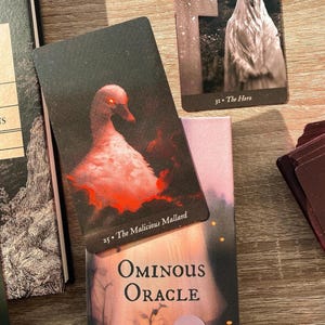 Baraja de Tarot Oráculo Ominoso: Adivinación con Sombras Espeluznantes (Guía Física)