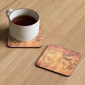 Posavasos con tapa de corcho y diseño de mapa antiguo