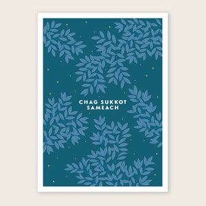 Könnte beinhalten: Eine blaugrüne Grußkarte mit weißem Rand, die ein Design aus blauen Blättern und gelben Punkten zeigt. Der Text "Chag Sukkot Sameach" ist in Weiß in der Mitte der Karte geschrieben.