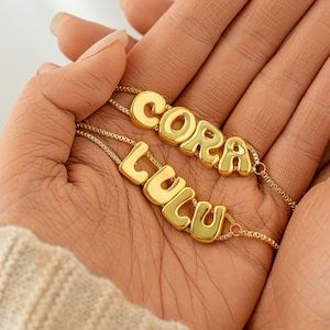 Pulseras con nombre y burbujas de oro de 18 quilates • Pulsera con nombre personalizado • Pulsera con nombre y letras de globo • Pulsera minimalista • Regalo para el Día de la Madre para ella