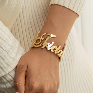 Brazalete con nombre personalizado • Joyería de pulsera personalizada • Regalo de cumpleaños para ella • Regalo de Navidad • Regalo de joyería hecho a mano para mamá