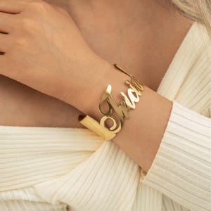 Brazaletes de regalo para el Día de la Madre • Brazalete de plata personalizado • Brazalete con nombre personalizado • Joyería hecha a mano para mamá