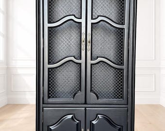 Curvy Bold Cabinet – Svart vintageskåp med skåpdörrar i trådnät – Konstruktion i massivt trä