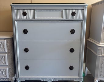 Schöne Massivholz Vintage Hohe Kommode | Französischer Provinzial Highboy | Hellgrau Lackierte Kommode | Kommt mit Glas Top