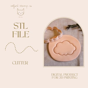 Può includere: Un tagliapasta a forma di nuvola e un'impronta a forma di nuvola su un pezzo di pasta rotondo. L'immagine include anche il testo "STL FILE" e "CUTTER". Lo sfondo è di colore beige chiaro.