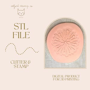 Op de afbeelding: Een perzikkleurige, cirkelvormige uitsteker en stempel met een bloemmotief. De afbeelding bevat de tekst "STL FILE" en "CUTTER & STAMP". Het product is een digitaal product voor 3D-printen.