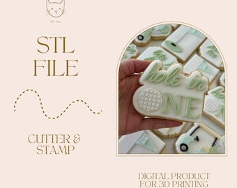 Puede incluir: Imagen beige claro con temática de golf. La imagen presenta un juego de cortadores y sellos de galletas con las palabras "hole in one" en una galleta. También se ve el texto "STL FILE CUTTER & STAMP". Es un producto digital para impresión 3D.