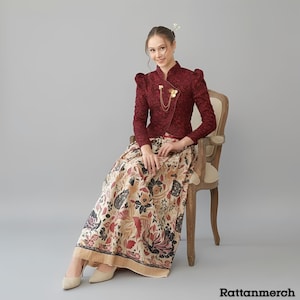 Modernt rödbrun Janggan Kebaya Set Klassisk Croptop Kebaya med Batik 3 Negeri-kjol