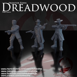 Könnte beinhalten: Drei graue Cowboy-Figuren in einer Westernstadt-Kulisse. Die Figuren halten Waffen, mit dem Text "Dreadwood" und "Three Amigos" darüber. Das Dark Realms-Logo und die Website-Adressen befinden sich unten.