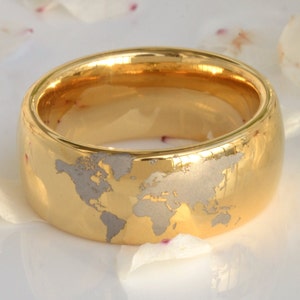 Bague en tungstène ornée de globes gravés - Conception de carte du monde, alliance élégante avec motif original détaillé, cadeau unique pour les voyageurs