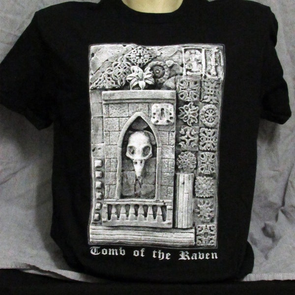 Czarny T-shirt z nadrukiem Tomb Of The Raven w jednym kolorze