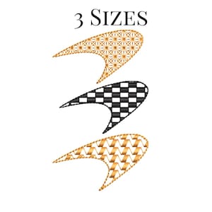 Può includere: Tre forme curve stilizzate con motivi dorati e neri sono mostrate su uno sfondo bianco. Le forme superiore e inferiore sono dorate con diversi disegni geometrici. La forma centrale è un motivo a scacchiera in bianco e nero. Il testo "3 SIZES" è in alto.