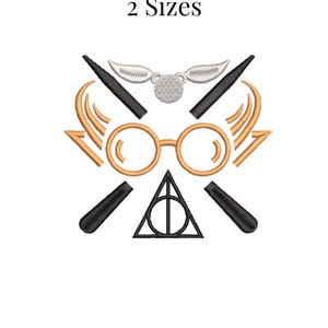 Könnte beinhalten: Eine digitale Stickdatei mit einem Zauberer-Logo mit gekreuzten Zauberstäben, Blitzen, Brillen, einem goldenen Schnatz und dem Symbol der Heiligtümer des Todes. Das Design ist in zwei Größen verfügbar.