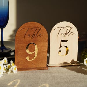 Numero da tavolo in legno dorato per matrimonio - Decorazione da tavolo per matrimonio, matrimonio rustico in stile country, cartello da tavolo personalizzato, cartello da tavolo personalizzato per matrimonio rustico in stile country