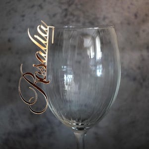 Decoración de vidrio personalizada Charm de vino personalizado Personalizar nombre cortado con láser Charms de vino de boda Charms de vino dorados Copa de vino Tarjetas de nombre de boda